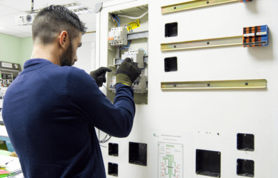 curso electricidad basica portada copia 700x450 1 400x257 1